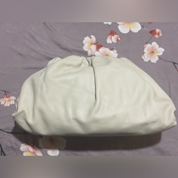 SOLDBottega Veneta Cloud Pouch in Leather - Picture 4 of 8